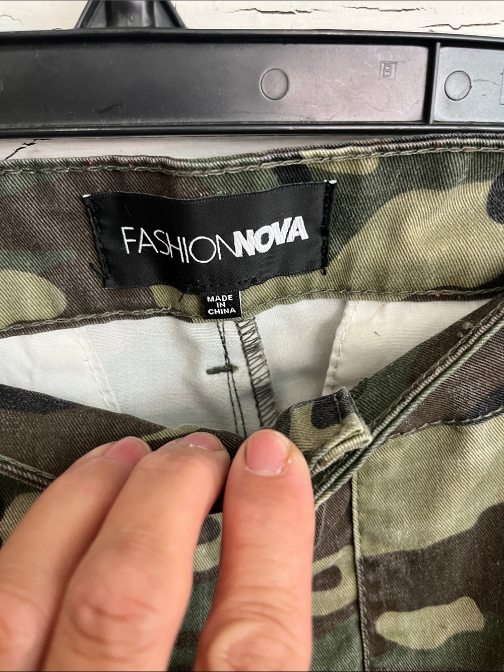 NWOT Fashion Nova Green Camo Cargo Utility Pants TIES AT KNEES Sz 1X Polyester - Picture 2 of 5